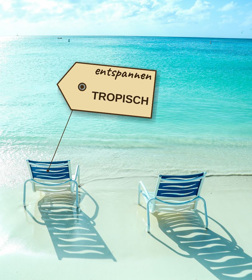 Foto von zwei Strandstühlen am türkisfarbenen Wasser mit der Bezeichnung 'entspannen TROPISCH'.