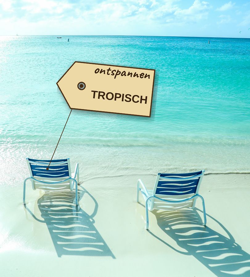 Foto van twee strandstoelen bij turquoise water met het label 'ontspannen TROPISCH'.