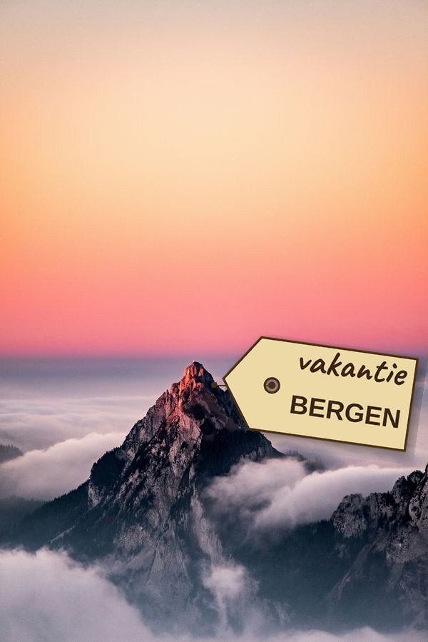 Foto van een berglandschap bij zonsondergang met het label 'vakantie BERGEN'.