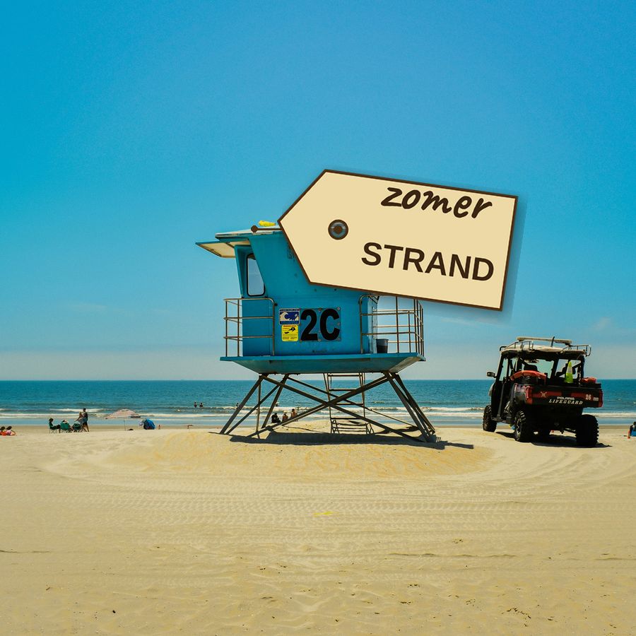 Foto van een strandwacht-uitkijkpost met het label 'zomer STRAND'.